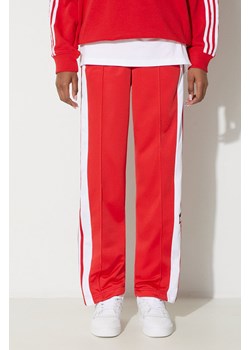 adidas Originals spodnie dresowe Adibreak Pant kolor czerwony wzorzyste IP0620 ze sklepu PRM w kategorii Spodnie damskie - zdjęcie 172333538