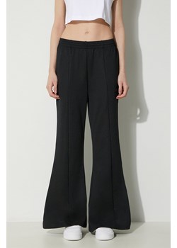adidas Originals spodnie dresowe Flared kolor czarny gładkie IT9240 ze sklepu PRM w kategorii Spodnie damskie - zdjęcie 172333546