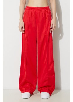 adidas Originals spodnie dresowe Firebird Loose kolor czerwony z aplikacją  IP0632 ze sklepu PRM w kategorii Spodnie damskie - zdjęcie 172333568