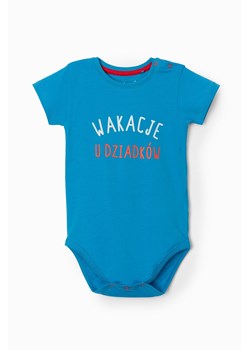 Niebieskie body niemowlęce z napisem- Wakacje u dziadków ze sklepu 5.10.15 w kategorii Odzież dla niemowląt - zdjęcie 172338295