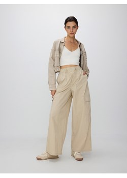 Reserved - Spodnie z kieszeniami cargo - kremowy ze sklepu Reserved w kategorii Spodnie damskie - zdjęcie 172363706