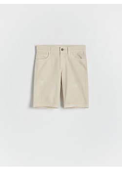 Reserved - Jeansowe szorty z przetarciami - złamana biel ze sklepu Reserved w kategorii Spodenki chłopięce - zdjęcie 172363819