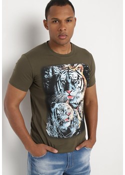 Ciemnozielona Bawełniana Klasyczna Koszulka ze Zwierzęcym Motywem Klobia ze sklepu Born2be Odzież w kategorii T-shirty męskie - zdjęcie 172365009