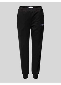 Spodnie dresowe o kroju regular fit z wyhaftowanym logo ze sklepu Peek&Cloppenburg  w kategorii Spodnie damskie - zdjęcie 172372269