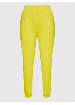 Nike Spodnie dresowe Sportswear Essential BV4089 Zielony Loose Fit ze sklepu MODIVO w kategorii Spodnie damskie - zdjęcie 172374868
