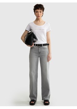 Koszulka damska z napisem biała Regina 110 ze sklepu Big Star w kategorii Bluzki damskie - zdjęcie 172375475