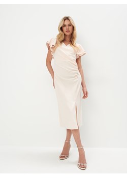 Mohito - Elegancka kremowa sukienka midi - kremowy ze sklepu Mohito w kategorii Sukienki - zdjęcie 172377719