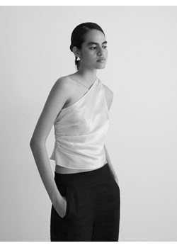 Reserved - Asymetryczny top z tkaniny NAIA™ - złamana biel ze sklepu Reserved w kategorii Bluzki damskie - zdjęcie 172378318