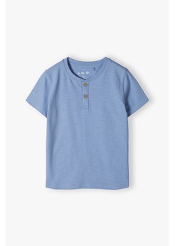 Niebieski t-shirt z brązowymi guzikami - 5.10.15. ze sklepu 5.10.15 w kategorii T-shirty chłopięce - zdjęcie 172378869