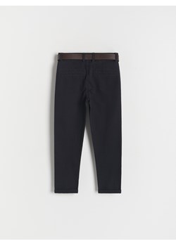 Reserved - Strukturalne spodnie chino z paskiem - czarny ze sklepu Reserved w kategorii Spodnie chłopięce - zdjęcie 172380445