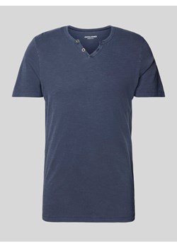 T-shirt z dekoltem w serek model ‘SPLIT’ ze sklepu Peek&Cloppenburg  w kategorii T-shirty męskie - zdjęcie 172383017