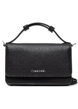 Torebka Calvin Klein Ck Must Mini Bag W/Flap Epi Mono K60K610289 Czarny ze sklepu eobuwie.pl w kategorii Listonoszki - zdjęcie 172383157