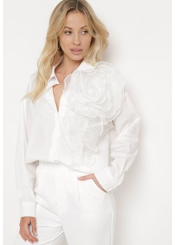 Biała Koszula z Długim Rękawem Zapinana na Guziki ze Zdobieniem w Postaci Kwiatu Wedia ze sklepu Born2be Odzież w kategorii Koszule damskie - zdjęcie 172386297
