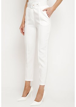 Białe Garniturowe Dopasowane Spodnie z Materiałowym Paskiem z Klamrą Kerriy ze sklepu Born2be Odzież w kategorii Spodnie damskie - zdjęcie 172386416