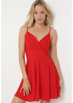 Czerwona Rozkloszowana Sukienka z Kopertowym Dekoltem na Cienkich Ramiączkach Uferia ze sklepu Born2be Odzież w kategorii Sukienki - zdjęcie 172388638
