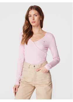 Tommy Jeans Bluzka Crop Rib Wrap Ruching DW0DW14326 Różowy Slim Fit ze sklepu MODIVO w kategorii Bluzki damskie - zdjęcie 172389977