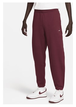 Męskie spodnie z dzianiny Nike Solo Swoosh - Czerwony ze sklepu Nike poland w kategorii Spodnie męskie - zdjęcie 172393286