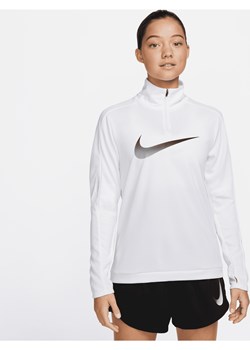 Damska środkowa warstwa ubioru do biegania z zamkiem 1/4 i długim rękawem Nike Dri-FIT Swoosh - Biel ze sklepu Nike poland w kategorii Bluzki damskie - zdjęcie 172393298