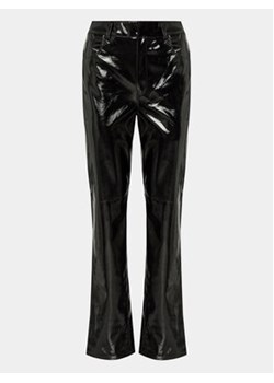 Gina Tricot Spodnie z imitacji skóry 21348 Czarny Regular Fit ze sklepu MODIVO w kategorii Spodnie damskie - zdjęcie 172400485