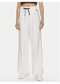 Tommy Hilfiger Spodnie dresowe UW0UW05237 Biały Relaxed Fit ze sklepu MODIVO w kategorii Spodnie damskie - zdjęcie 172400526