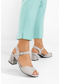 Szare sandały na słupku Azaria ze sklepu Zapatos w kategorii Sandały damskie - zdjęcie 172405188