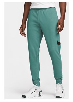 Męskie zwężane spodnie do fitnessu Dri-FIT Nike Dry Graphic - Zieleń ze sklepu Nike poland w kategorii Spodnie męskie - zdjęcie 172407269