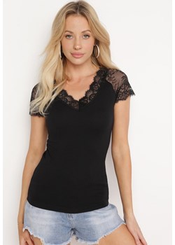 Czarny T-shirt z Koronkową Wstawką Quonolia ze sklepu Born2be Odzież w kategorii Bluzki damskie - zdjęcie 172410595