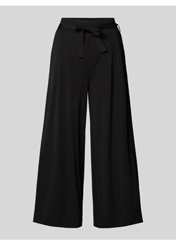 Spodnie materiałowe z szerokimi nogawkami i wiązanym paskiem ze sklepu Peek&Cloppenburg  w kategorii Spodnie damskie - zdjęcie 172418218