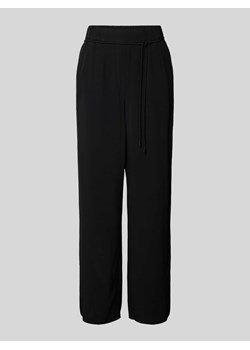 Spodnie materiałowe z szerokimi nogawkami i wiązanym paskiem ze sklepu Peek&Cloppenburg  w kategorii Spodnie damskie - zdjęcie 172418257