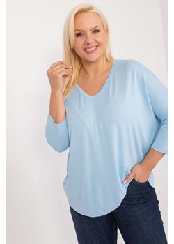 Luźna bluzka plus size basic z wiskozy jasno niebieska ze sklepu 5.10.15 w kategorii Bluzki damskie - zdjęcie 172420249