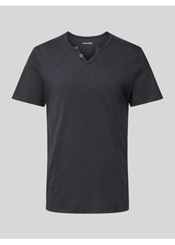 T-shirt z dekoltem w serek model ‘SPLIT’ ze sklepu Peek&Cloppenburg  w kategorii T-shirty męskie - zdjęcie 172422489