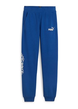 Puma Spodnie dresowe &quot;ESS+&quot; w kolorze niebieskim ze sklepu Limango Polska w kategorii Spodnie chłopięce - zdjęcie 172424078