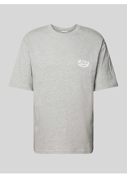 T-shirt z detalem z logo ze sklepu Peek&Cloppenburg  w kategorii T-shirty męskie - zdjęcie 172425009