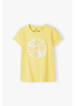 T-shirt bawełniany dla dziewczynki żółty z kwiatkiem ze sklepu 5.10.15 w kategorii Bluzki dziewczęce - zdjęcie 172428865