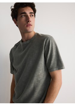 Reserved - T-shirt regular z efektem sprania - jasnoszary ze sklepu Reserved w kategorii T-shirty męskie - zdjęcie 172432628