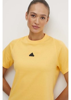 adidas t-shirt Z.N.E damski kolor żółty IS3932 ze sklepu ANSWEAR.com w kategorii Bluzki damskie - zdjęcie 172438969
