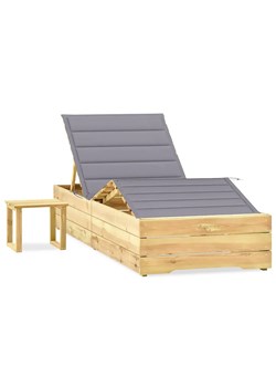 Drewniany leżak z szarą poduszką i stolikiem - Mitros ze sklepu Edinos.pl w kategorii Leżaki ogrodowe - zdjęcie 172441247