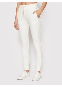 Guess Spodnie dresowe V2RB02 K7UW2 Biały Regular Fit ze sklepu MODIVO w kategorii Spodnie damskie - zdjęcie 172442515