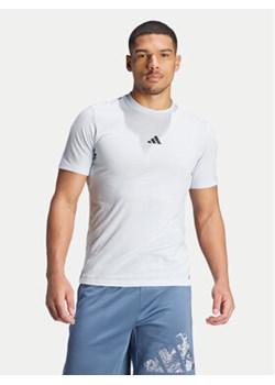 adidas Koszulka techniczna Workout Logo IT2128 Niebieski Regular Fit ze sklepu MODIVO w kategorii T-shirty męskie - zdjęcie 172442615