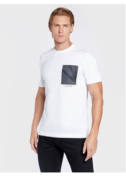 Calvin Klein T-Shirt Shadow Chest K10K110111 Biały Regular Fit ze sklepu MODIVO w kategorii T-shirty męskie - zdjęcie 172442985