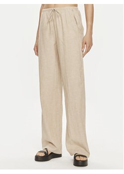 Gina Tricot Spodnie materiałowe 19770 Beżowy Regular Fit ze sklepu MODIVO w kategorii Spodnie damskie - zdjęcie 172449985