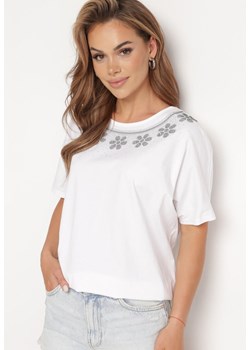 Biały Luźny T-shirt z Bawełny z Krótkim Rękawem i Cyrkoniami przy Dekolcie Camilea ze sklepu Born2be Odzież w kategorii Bluzki damskie - zdjęcie 172530818