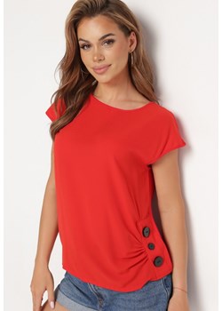 Czerwona Koszulka T-shirt Bluzka z Krótkim Rękawem ze Zdobnymi Guzikami Qloella ze sklepu Born2be Odzież w kategorii Bluzki damskie - zdjęcie 172530895