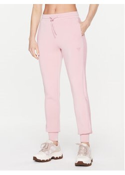 Guess Spodnie dresowe Allie Scuba V2YB18 K7UW2 Różowy Regular Fit ze sklepu MODIVO w kategorii Spodnie damskie - zdjęcie 172533357