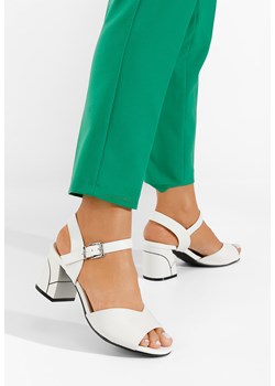 Białe sandały na słupku Azaria ze sklepu Zapatos w kategorii Sandały damskie - zdjęcie 172545747