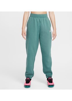 Luźne spodnie dla dużych dzieci (dziewcząt) Nike Sportswear Club Fleece - Zieleń ze sklepu Nike poland w kategorii Spodnie dziewczęce - zdjęcie 172547687