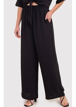 Czarne spodnie z szerokimi nogawkami i elastyczną talią TRA038, Kolor czarny, Rozmiar L, AX Paris ze sklepu Primodo w kategorii Spodnie damskie - zdjęcie 172548777