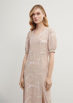 Wzorzysta sukienka damska z rozcięciem ze sklepu OCHNIK w kategorii Sukienki - zdjęcie 172551257