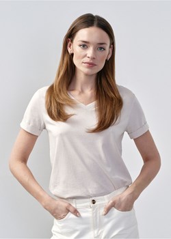 Beżowy T-shirt damski w serek ze sklepu OCHNIK w kategorii Bluzki damskie - zdjęcie 172551507