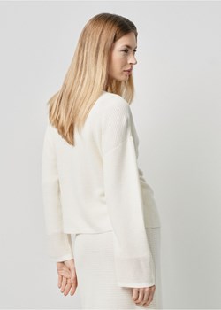 Kremowy sweter V-neck damski ze sklepu OCHNIK w kategorii Swetry damskie - zdjęcie 172551809